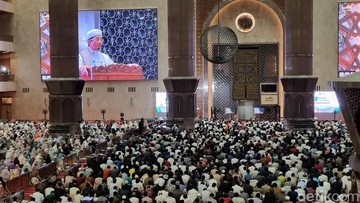 Foto: Menteri Agama (Menag) sekaligus Imam Besar Masjid Istiqlal, Nasaruddin Umar, mengambil tajuk 'Ramadan Hijau, Ramadan Bersama' saat khotbah di Masjid Istiqlal. (Taufiq/detikcom)