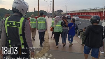 Foto: Polisi selamatkan wanita dari Jembatan Ampera (Dok.Istimewa)