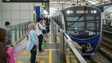 Foto: Penumpang duduk di dalam kereta Moda Raya Terpadu (MRT) di Jakarta (ANTARA FOTO/FAUZAN)