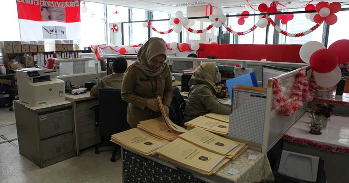 Aparatur Sipil Negara (ASN) Pemprov DKI beraktivitas di Balai Kota DKI Jakarta, Jakarta beberapa waktu silam. (Bloomberg Technoz/Andrean Kristianto)