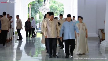 Foto: Presiden Prabowo Subianto menyambut Presiden ke-6 Susilo Bambang Yudhoyono (SBY) dan keluarga di Istana Merdeka, Jakarta, Sabtu (21/3/2026). (Youtube Setpres)