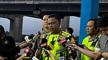 Foto: Kakorlantas Polri Irjen Agus Suryonugroho di Command Center KM 29 Tol Jakarta-Cikampek, Cikarang Utara, Sabtu (21/3/2026).(Adrial Akbar/detikcom)