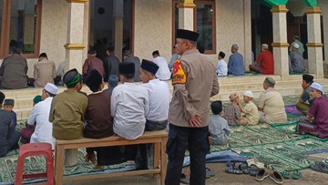 Foto: Polisi menggelar pengamanan di sejumlah masjid saat Salat Id di wilayah Klapanunggal, Bogor, Jawa Barat (dok. istimewa)