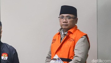 Foto: Yaqut Cholil Qoumas mengenakan rompi tahanan usai menjalani pemeriksaan di Gedung Merah Putih KPK, Jakarta, Kamis (12/3/2026) (Ari Saputra/detikFoto)