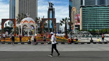 Foto: Warga berolahraga di Bundaran HI meski CFD Ditiadakan saat Lebaran (Rumondang/detik)