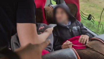 WN Irak berinisial F, pembunuh istri sirinya yang berinisial DA, ditangkap polisi saat hendak kabur menggunakan bus ke Sumatera. (Foto: Tangkapan layar video)