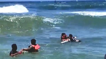 Foto: Penyelamatan dua remaja terseret rip current di Pantai Drini, Banjarejo, Tanjungsari, Gunungkidul, Senin (23/3/2026). (Dok. SAR Satlinmas Rescue Istimewa Wilayah II Pantai Baron.)