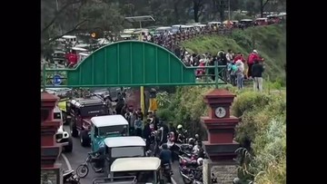 Jip mengular panjang di Bromo saat momen libur Lebaran. (Foto: Tangkapan layar)