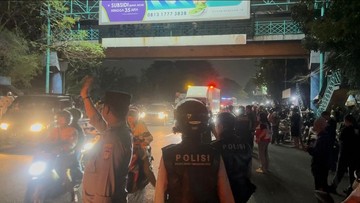 Foto: Pria di Tangerang panjat reklame diduga hendak bunuh diri (Dok Istimewa)