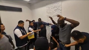 Foto: Dua WN asal Liberia berinisial SDT dan I ditangkap karena terlibat penipuan uang palsu dengan modus black dollar atau dolar hitam. (dok Ist)