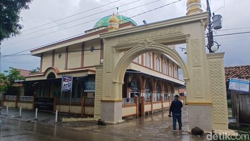 Foto: Lokasi penemuan dua mayat pria di atap masjid di Brebes, Kamis (26/3/2026). (Imam Suripto/detikJateng)