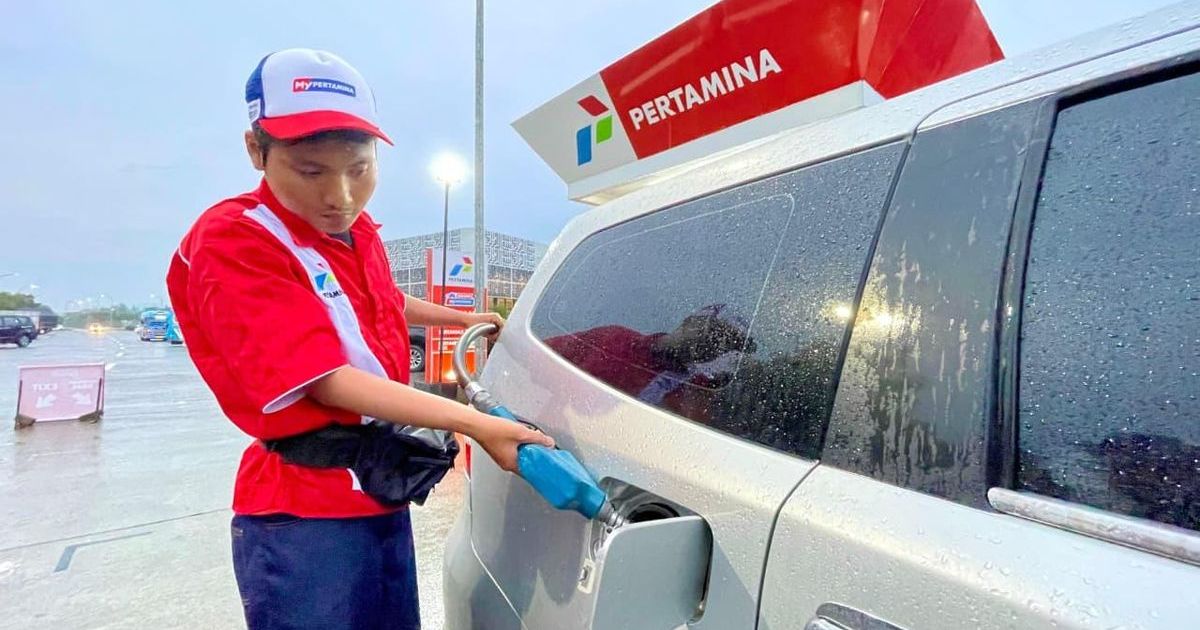 Petugas di salah satu SPBU Pertamina mengisi BBM kendaraan.( Foto Pertamina Patra Niaga Regional Jatimbalinus)