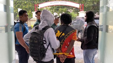 Foto: Polisi  menangkap dua orang yang diduga terlibat jaringan pemasok senjata api (senpi) dan amunisi ke KKB. (dok. istimewa)
