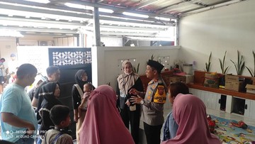 Geger Warga Bogor Kepung Rumah Diduga Penipu Investasi Sembako, Polisi Turun Tangan Amankan Situasi