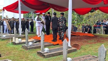 Menteri Pertahanan Sjafrie beri penghormatan terakhir kepada Juwono Sudarsono di TMP Kalibata, Minggu (29/3/2026). (ANTARA/Fianda Sjofjan Rassat)