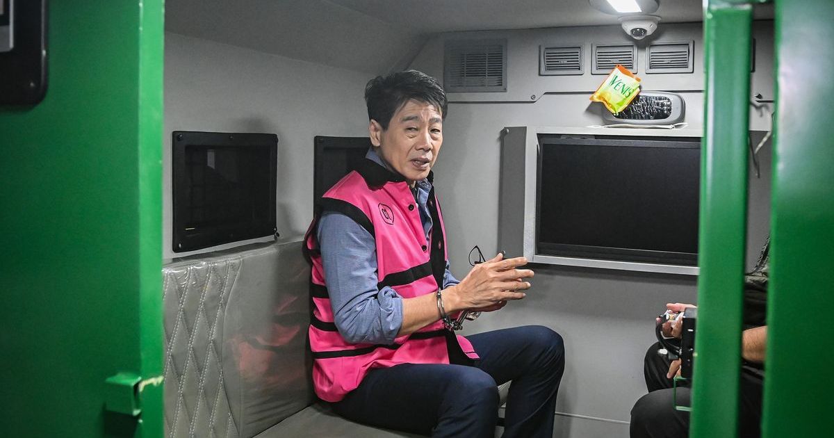 Pemilik PT Asmin Koalindo Tuhup (AKT), Samin Tan duduk di dalam mobil tahanan usai menjalani pemeriksaan di Kejaksaan Agung, Jakarta, Sabtu (28/3/2026). (ANTARA FOTO/Sulthony Hasanuddin via Kompas.com)