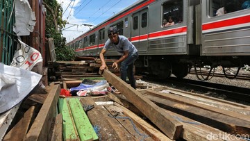 Foto: Sejumlah warga kembali mendirikan gubuk liar di pinggir rel kawasan Pasar Gaplok, Kelurahan Kramat, Kecamatan Senen, Sabtu (28/3/2026) (Ari Saputra/detikfoto)