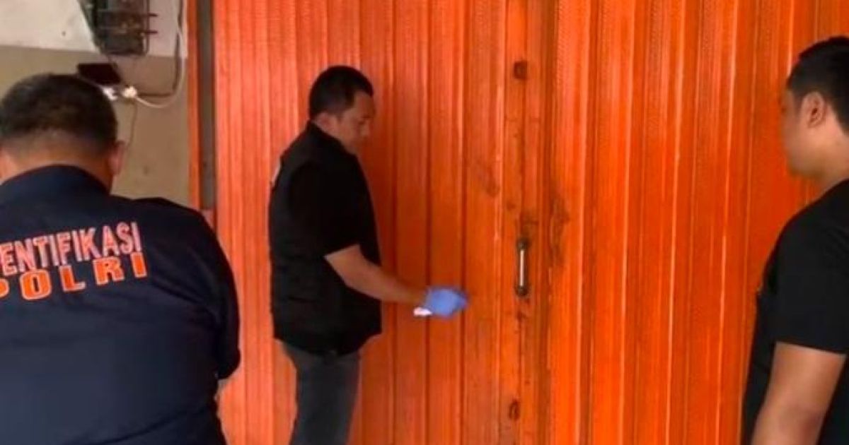 TKP Penemuan mayat seorang pria ditemukan di dalam freezer di kios ayam geprek di Serang Baru, Kabupaten Bekasi, Sabtu, 28 Maret 2026. (Foto: Dok. Jatanras Polda Metro Jaya)