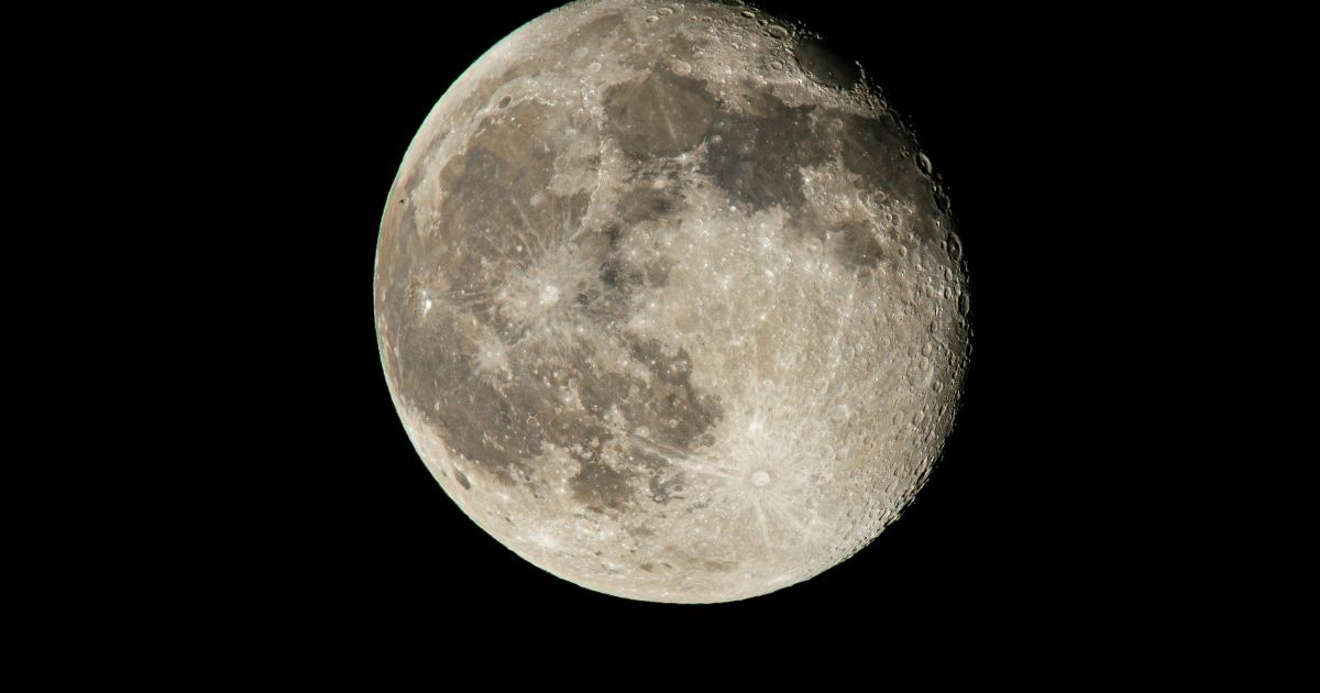 Tampilan dekat bulan di langit malam. (Foto Pexels)