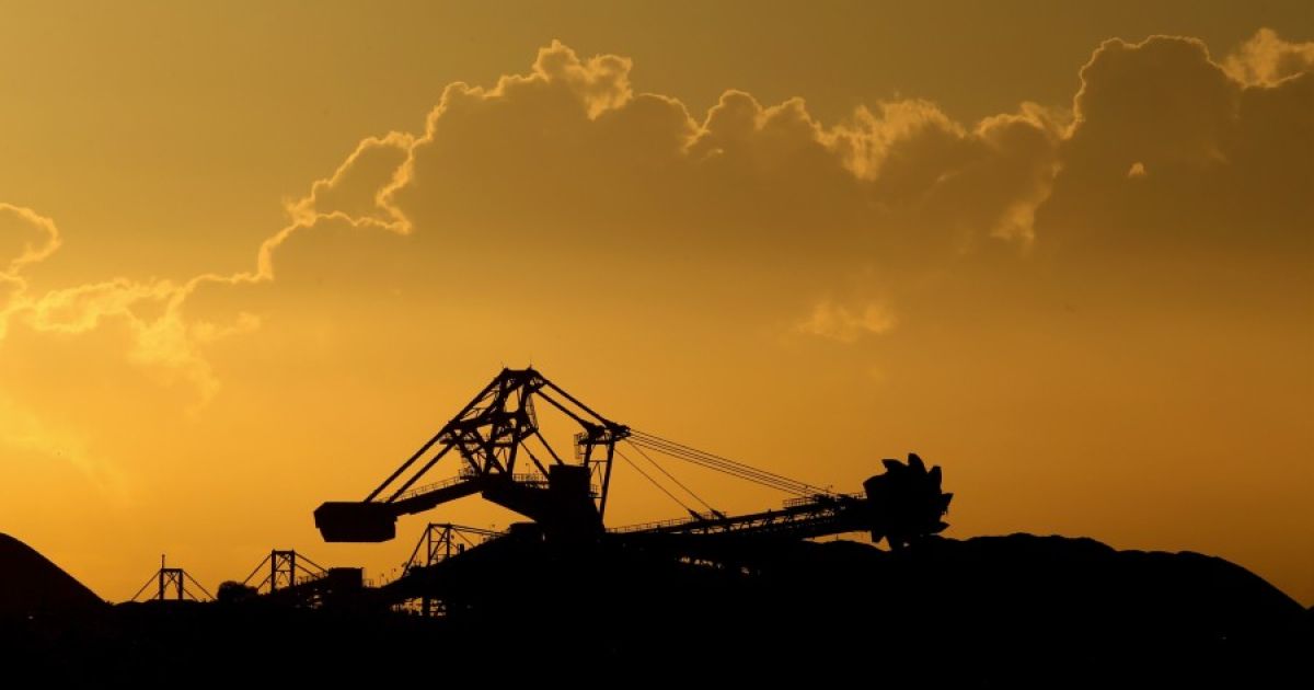 Sebuah ekskavator di tambang batu bara yang sedang beroperasi saat matahari terbenam. (Foto Brendon Thorne/Bloomberg)