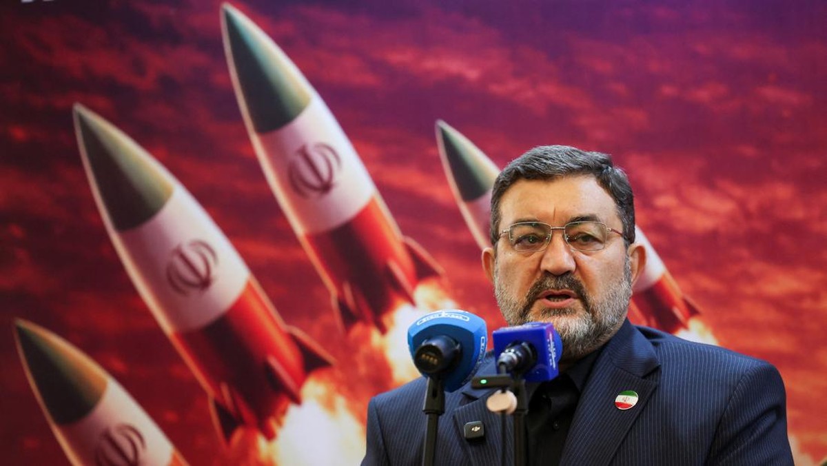 Foto: Duta Besar Republik Islam Iran untuk Indonesia, Mohammad Boroujerdi, menyampaikan pidatonya dalam konferensi pers di kediaman Duta Besar Iran, menyusul serangan Israel dan AS terhadap Iran dan pembunuhan Pemimpin Tertinggi Iran Ayatollah Ali Khamenei, di Jakarta, Indonesia, 2 Maret 2026. REUTERS/Ajeng Dinar Ulfiana