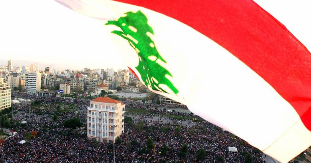 Lautan Manusia dan Bendera Lebanon. (Foto Wael Ladki/Bloomberg News)