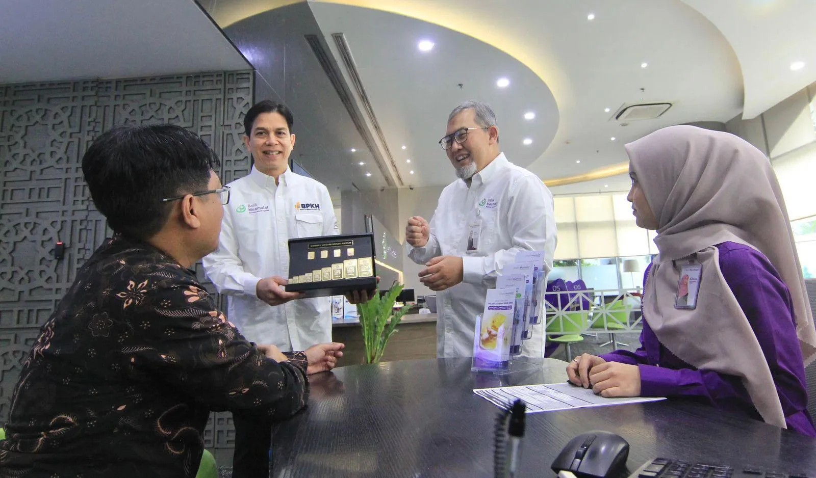Direktur Utama PT Bank Muamalat Indonesia Tbk Imam Teguh Saptono (kedua kanan) didampingi Sekretaris Perusahaan Bank Muamalat Hayunaji (kedua kiri) berbincang dengan nasabah di Kantor Cabang Muamalat Tower, Jakarta. (Foto: istimewa)