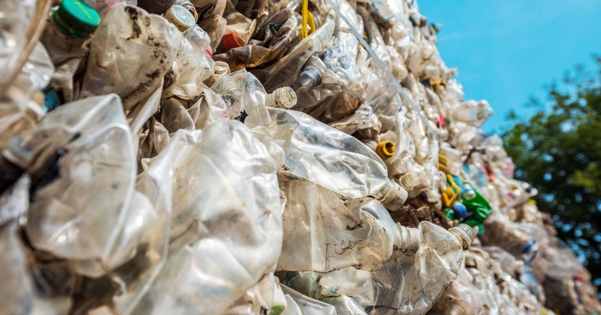 Ilustrasi tumpukan limbah plastik. (Foto Freepik/frimufilms)