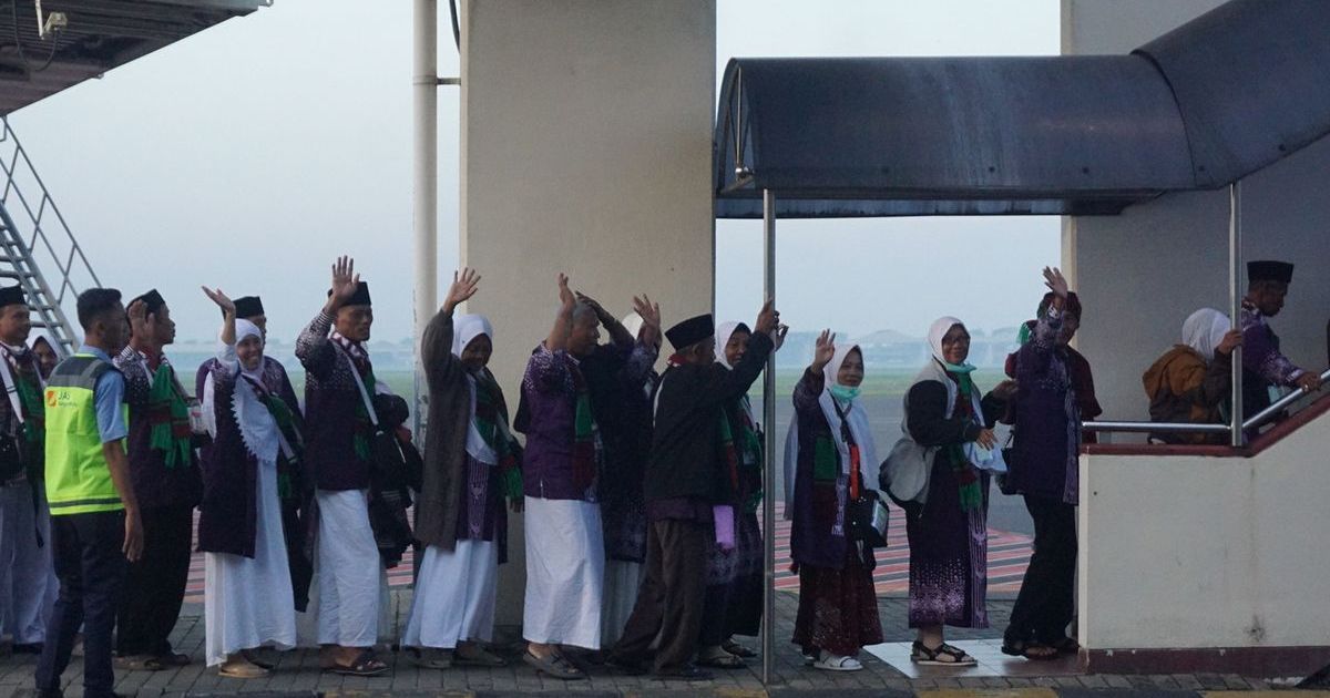 Jemaah haji mengantre saat hendak naik pesawat di Bandara Juanda pada tahun 2025 lalu. (Foto KOMPAS.com/Jack Robby Damarjati)