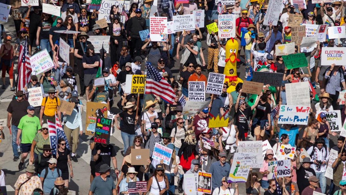 Foto: Warga Kota New York, Amerika Serikat (AS), memadati Times Square beberapa jam setelah Presiden AS Donald Trump memerintahkan serangkaian serangan mematikan terhadap Iran, Sabtu (28/3/2026). (REUTERS/Jeenah Moon)