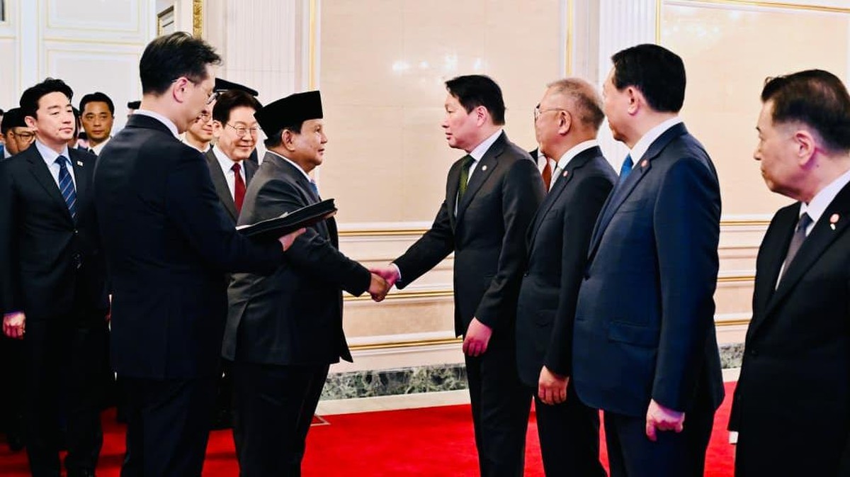 Foto: Presiden Prabowo Subianto menerima penghargaan kehormatan tertinggi dari Pemerintah Republik Korea, The Grand Order of Mugunghwa, yang dianugerahkan langsung oleh Presiden Republik Korea Lee Jae Myung, dalam sebuah Friendship Event yang berlangsung di Garden of Sangchungjae, Istana Kepresidenan Republik Korea, pada Rabu, (1/4/2026). (Dok. BPMI Sekretariat Presiden)