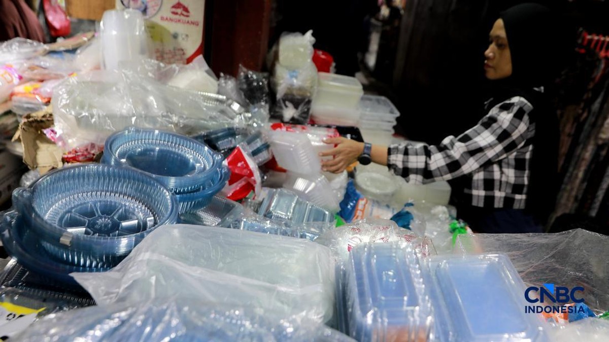 Foto: Pekerja merapikan barang kiriman plastik berupa karung di Kawasan Pasar Minggu, Jakarta, Rabu, (1/4/2026). (CNBC Indonesia/Muhammad Sabki)
