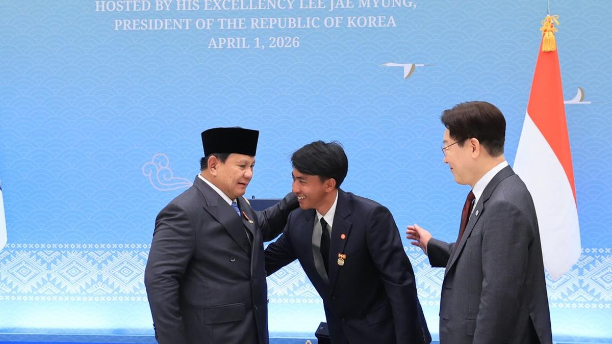 Foto: Presiden Prabowo Subianto menunjukkan gestur bangga terhadap Sugianto, seorang pekerja migran Indonesia (PMI) asal Indramayu, Jawa Barat. Kebanggaan itu terpancar saat bertemu Sugianto dalam jamuan santap siang kenegaraan di Istana Kepresidenan Republik Korea, Cheong Wa Dae (Blue House), Seoul, Rabu (1/4/2026). (Dok. Tim Media Presiden Prabowo Subianto)