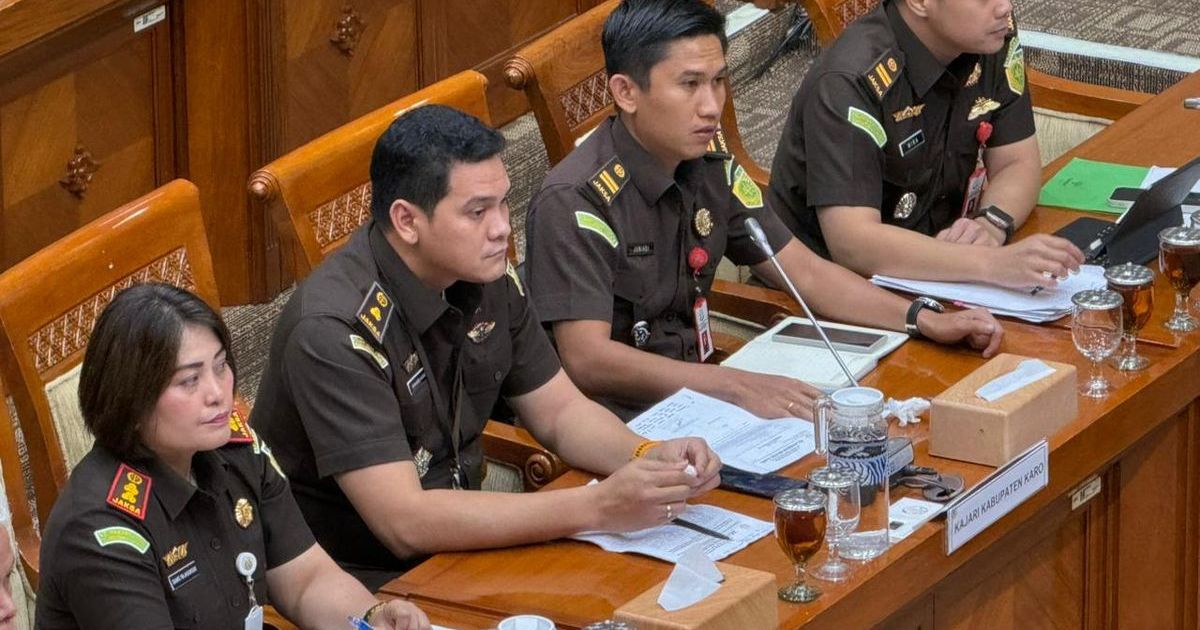 Penampakan Kajari Karo Danke Rajagukguk dan para oknum jaksa yang mengintimidasi Amsal Sitepu di Gedung DPR, Senayan, Jakarta pada Kamis, 2 April 2026. (Foto KOMPAS.com/Adhyasta Dirgantara)