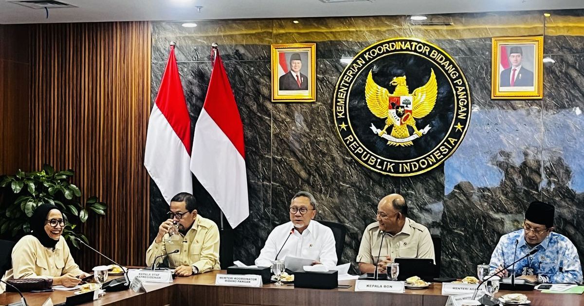 Menteri Koordinator Bidang Pangan Zulkifli Hasan (Zulhas) (tengah) dan Kepala Badan Gizi Nasional (BGN) Dadan Hindayana dalam rapat koordinasi di kantornya, Jakarta pada Kamis, 2 April 2026. (Foto KOMPAS.com/Syakirun Ni'am)