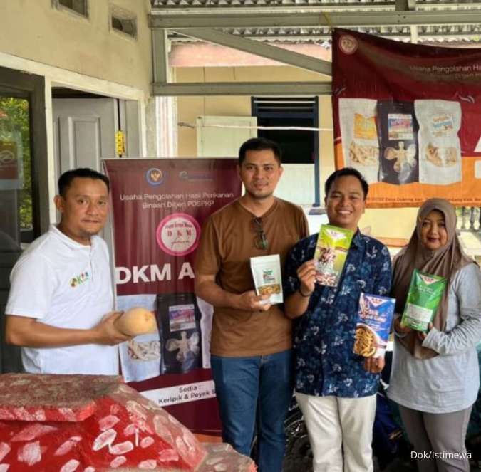 ILUSTRASI. Kontan - pokok kanan Ningsih memperlihat produk camilannya pelatihan dengan Pusat Layanan Usaha Terpadu (PLUT). (Dok/Istimewa)