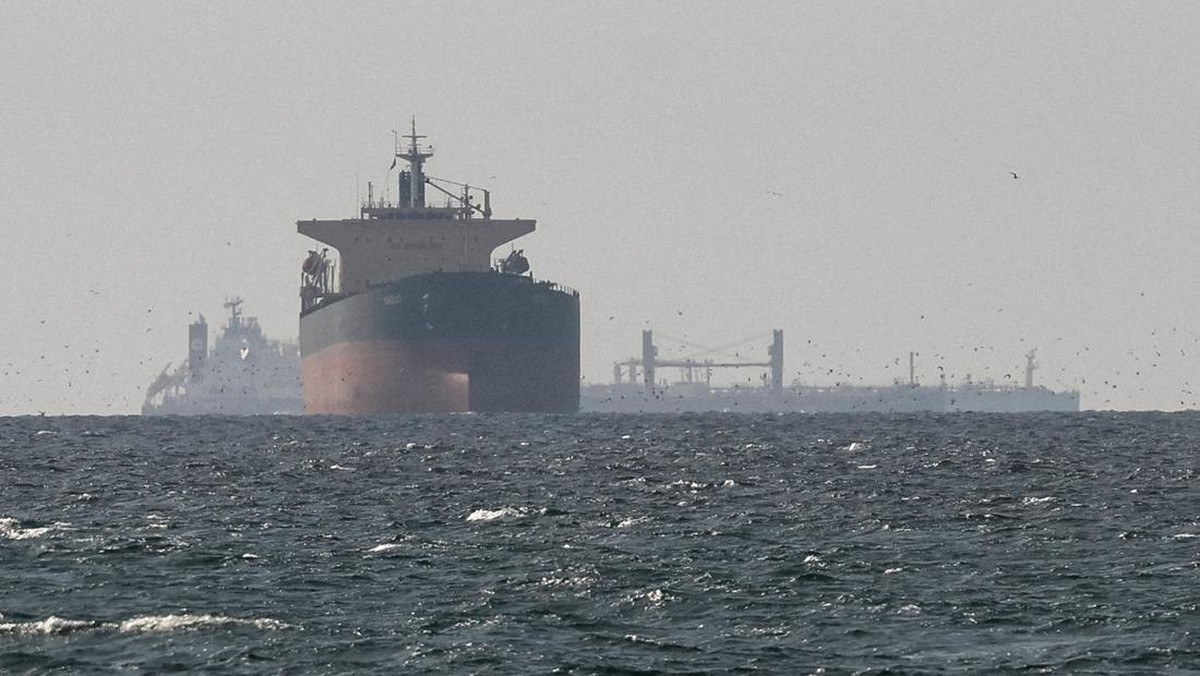 Jalur Vital Terbuka Kembali: Kapal Mulai Lintasi Selat Hormuz di Tengah Ketegangan Global