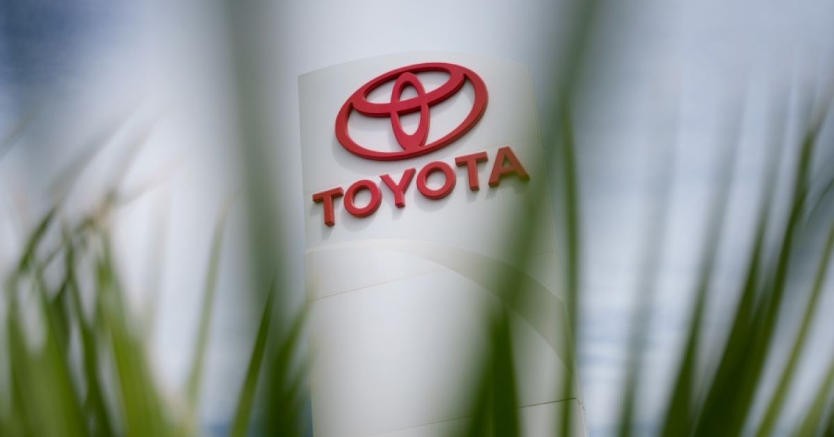 Logo pabrikan otomotif raksasa asal Jepang, Toyota. (Foto Bloomberg)