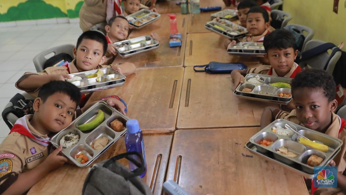 Foto: Sejumlah siswa menerima makanan program Makan Bergizi Gratis (MBG) di SDN Sumur Batu 03 Pagi, Kemayoran, Jakarta, Selasa, (4/2/2026). (CNBC Indonesia/Muhammad Sabki)