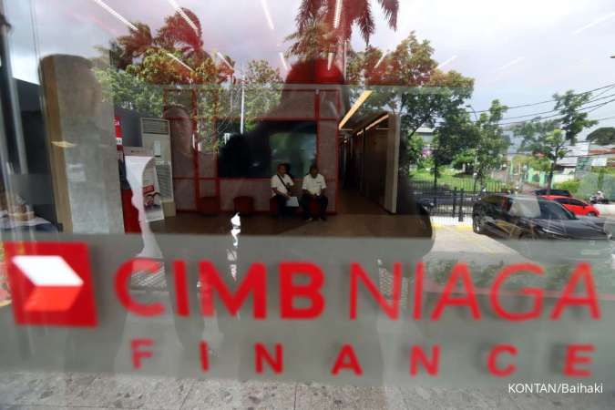 ILUSTRASI. Pelayanan nasabah di Kantor CIMB Niaga Auto Finance (CNAF) (KONTAN/Baihaki)