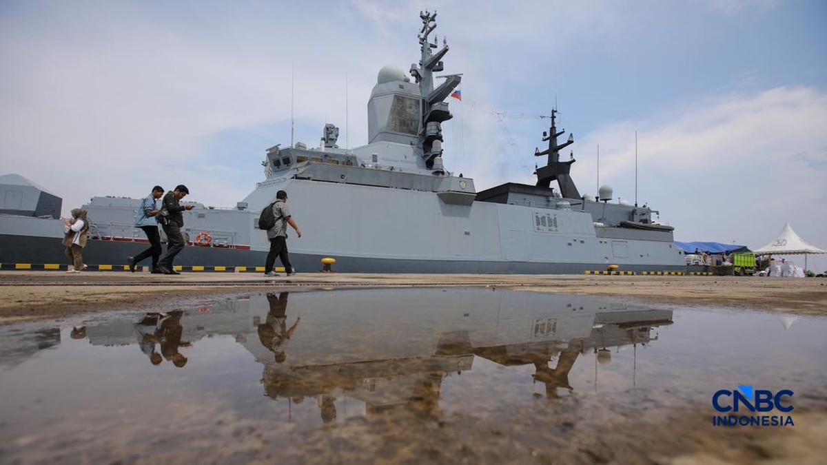 Kapal kapal perang Armada Pasifik Angkatan Laut Rusia bersandar di Pelabuhan Tanjung Priok, Jakarta, Selasa (31/3/2026). Kedatangan tiga kapal perang termasuk kapal tunda Andrey Stepanov ini merupakan bagian dari penguatan kerja sama pertahanan maritim antara Indonesia dan Rusia, yang akan diakhiri dengan Passing Exercise (PASSEX) bersama TNI AL.  (CNBC Indonesia/Faisal Rahman)