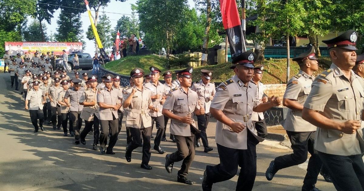 Ribuan siswa Setukpa Polri berlari dari lapangan upacara menuju gedung pertemuan di Setukpa Polri, Sukabumi, Jawa Barat beberapa waktu lalu. (Foto KOMPAS.Com/Budiyanto)