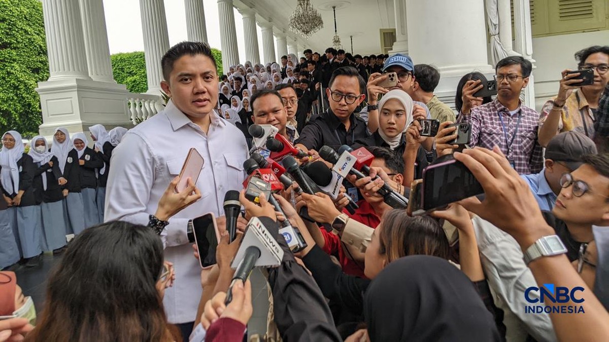 Foto: Sekretaris Kabinet Teddy Indra Wijaya di Istana Kepresidenan, Jakarta, Selasa (7/4/2026). (CNBC Indonesia/Emir Yanwardhana)