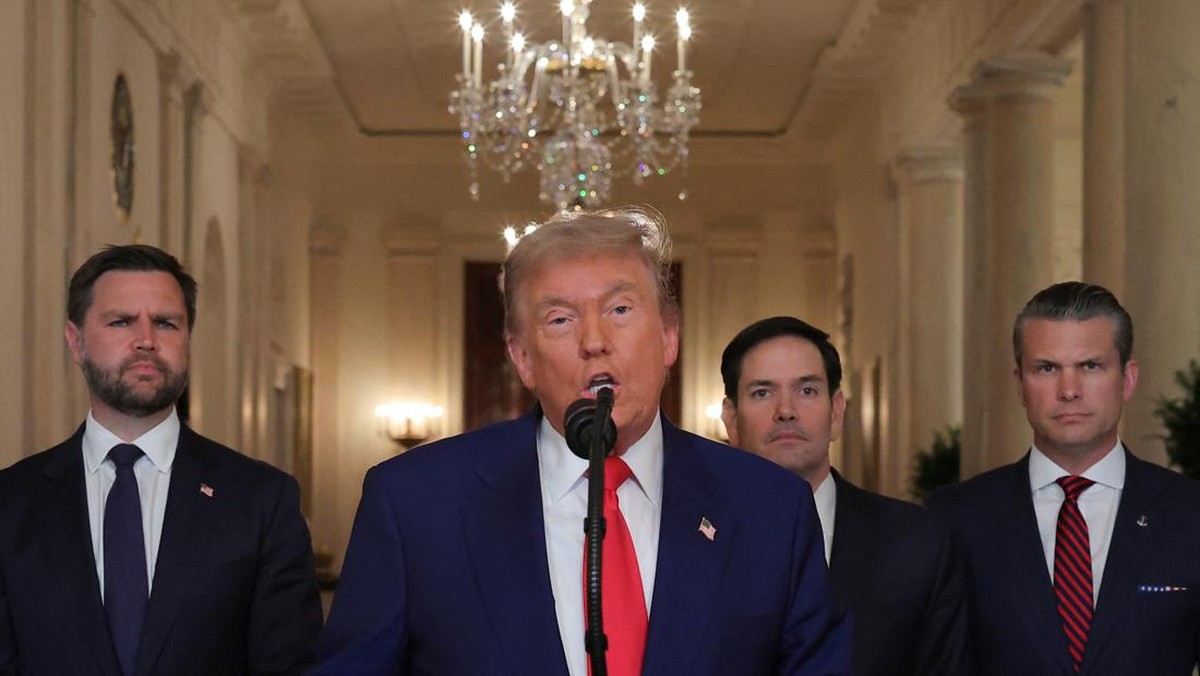 Foto: Presiden AS Donald Trump menyampaikan pidato kepada rakyat didampingi Wakil Presiden AS JD Vance, Menteri Luar Negeri AS Marco Rubio, dan Menteri Pertahanan AS Pete Hegseth, di Gedung Putih di Washington, D.C., AS, 21 Juni 2025, menyusul serangan AS terhadap fasilitas nuklir Iran. (REUTERS/Carlos Barria/Pool)
