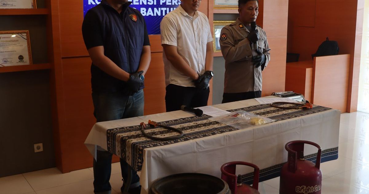 Polisi menunjukkan barang bukti pengoplos gas elpiji 3 kilogram di Mapolres Bantul pada Rabu, (8 April 2026. (Dok Humas Polres Bantul via Kompas.com)