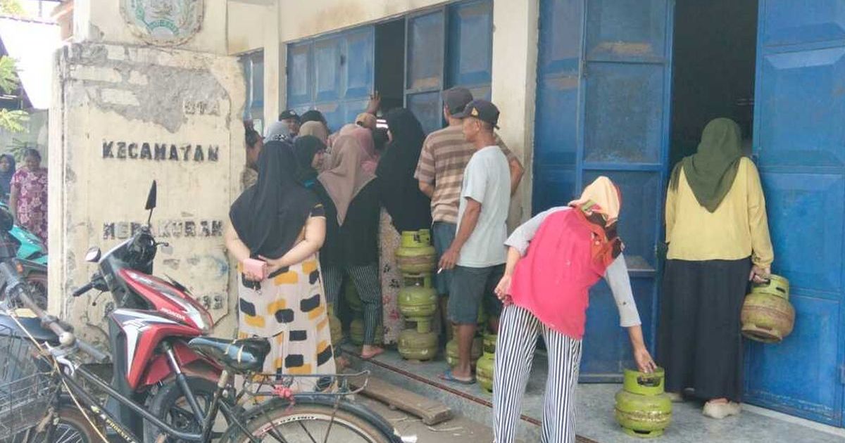 Bikin Geram! Kelangkaan Gas Subsidi di Tuban Makin Parah, Warga Terjebak Nostalgia Kayu Bakar!