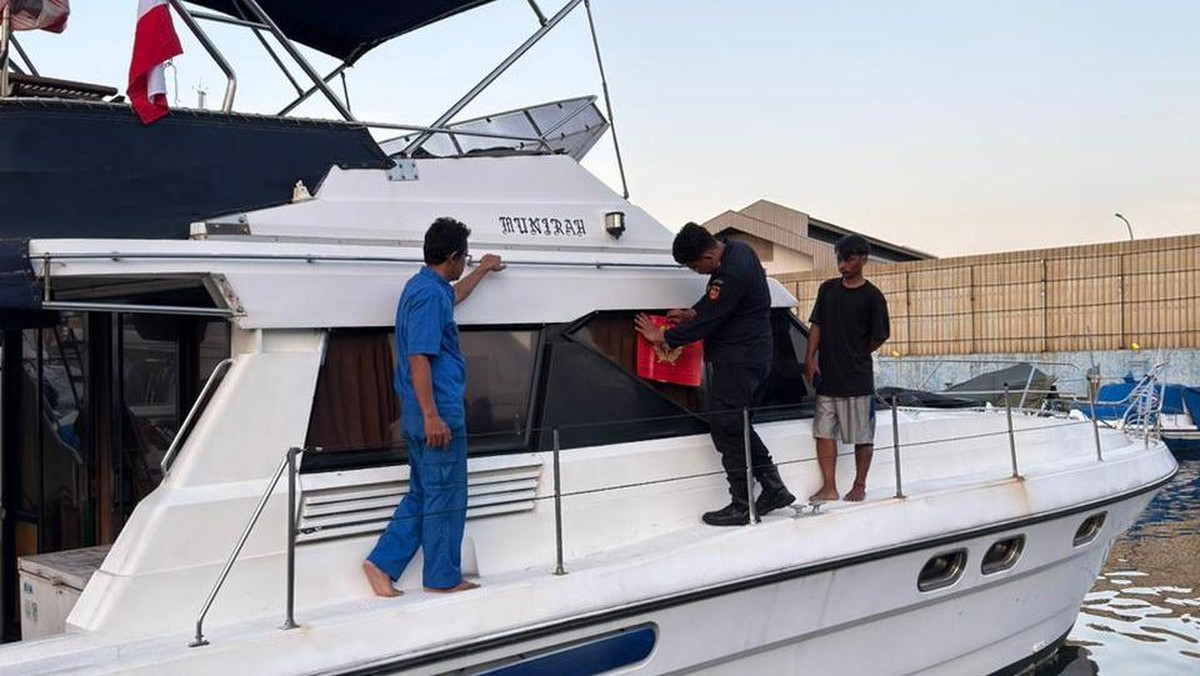 Foto: Bea Cukai Jakarta memeriksa kapal-kapal pesiar pribadi atau yacht. Tak kurang sebanyak 82 yacht yang tengah berada diperairan dan sandar di dermaga Batavia Marina. (Dok. Kanwil Bea Cukai Jakarta)