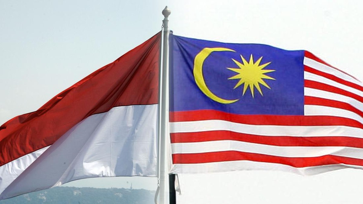 Foto: Koalse foto bendera Indonesia dan bendera Malaysia. (AP Photo)