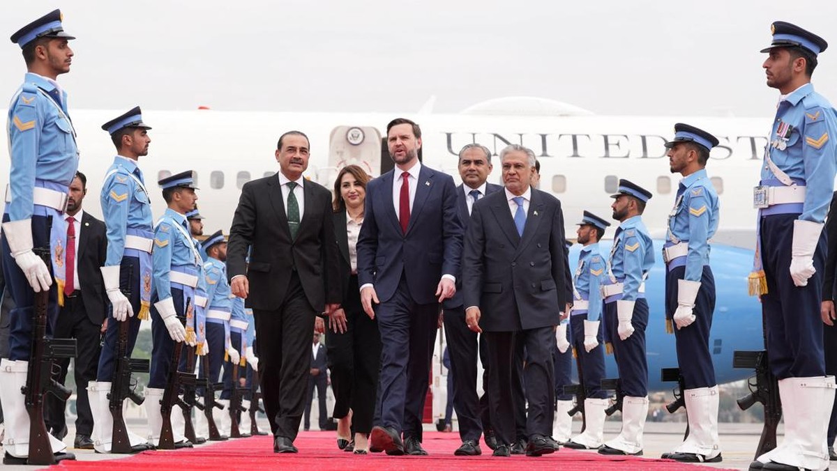 Foto: Wakil Presiden AS JD Vance berjalan bersama Kepala Angkatan Pertahanan dan Kepala Staf Angkatan Darat Pakistan, Marsekal Lapangan Asim Munir, Wakil Perdana Menteri dan Menteri Luar Negeri Pakistan Mohammad Ishaq Dar, Kuasa Usaha Kedutaan Besar AS di Islamabad Natalie A. Baker, dan Menteri Dalam Negeri Pakistan Mohsin Raza Naqvi, setelah tiba untuk melakukan pembicaraan dengan para pejabat Iran di Islamabad, Pakistan, Sabtu, 11 April 2026. Jacquelyn Martin/Pool via REUTERS
