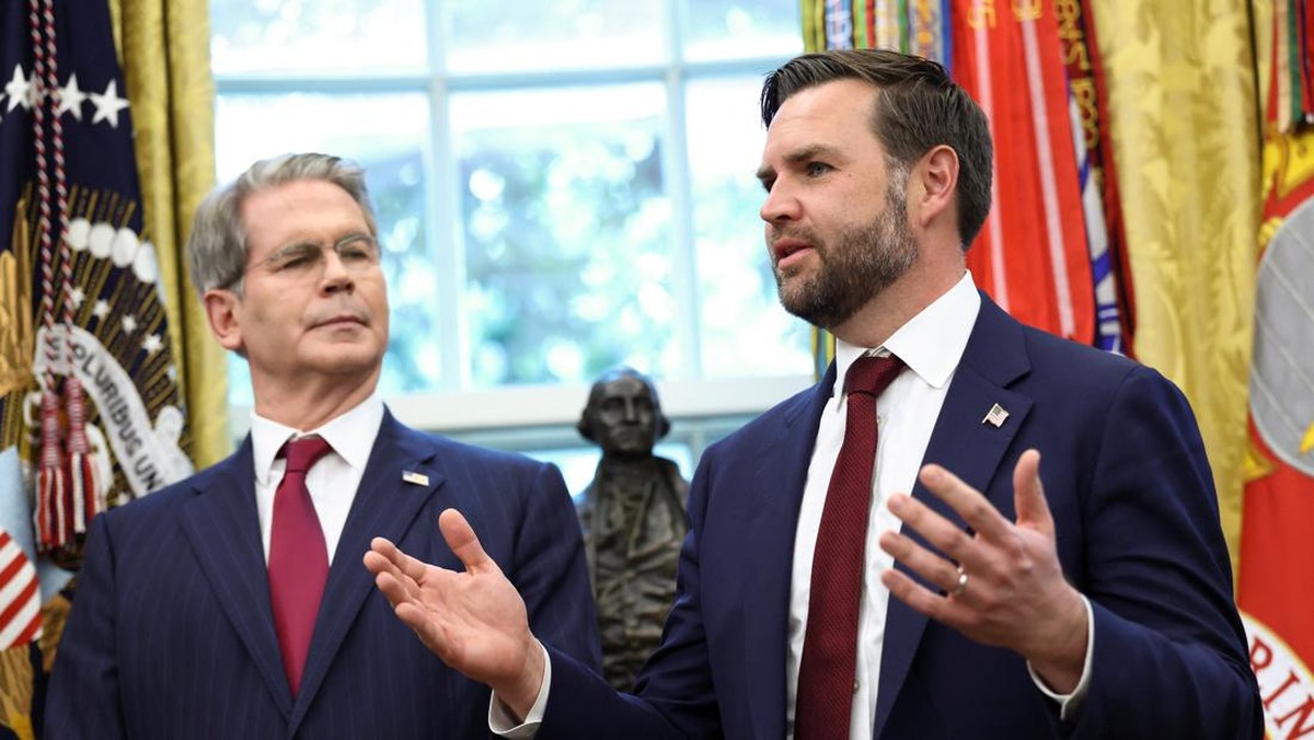 Foto: Wakil Presiden AS JD Vance berbicara di samping Menteri Keuangan AS Scott Bessent setelah Presiden AS Donald Trump menandatangani perintah eksekutif mengenai kesepakatan yang akan melepaskan operasi TikTok AS dari ByteDance dari pemiliknya di Tiongkok, ByteDance, di Gedung Putih di Washington, D.C., AS, 25 September 2025. (REUTERS/Kevin Lamarque)
